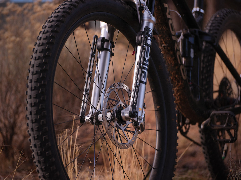 OLD MAN MOUNTAIN Axle Pack adds 3-packs mounts to fit any thru axle fork