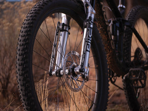 OLD MAN MOUNTAIN Axle Pack adds 3-packs mounts to fit any thru axle fork