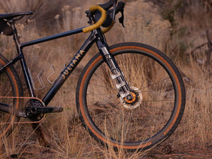 OLD MAN MOUNTAIN Axle Pack adds 3-packs mounts to fit any thru axle fork